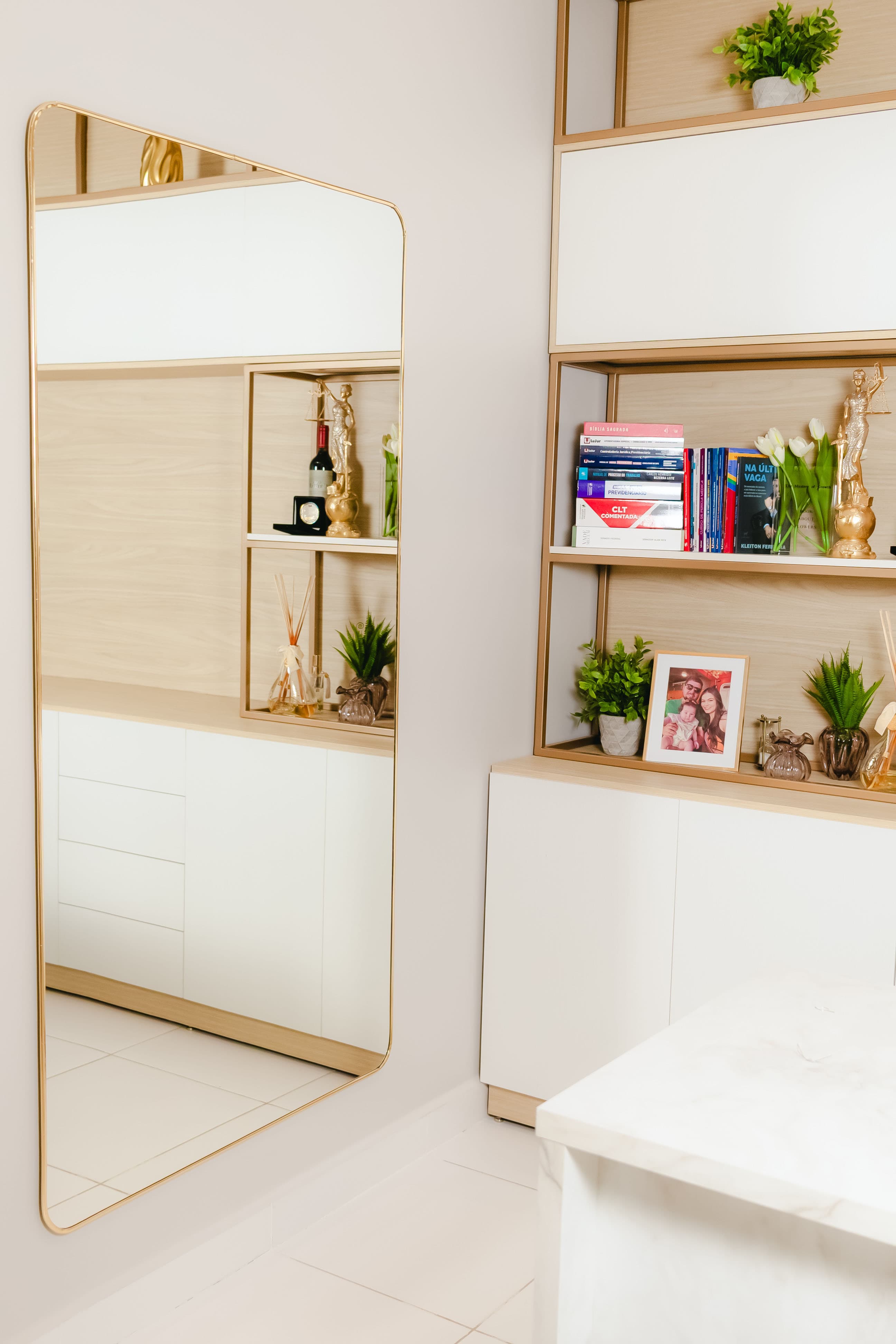 Detalhe da estante, do espelho e das plantas no escritório